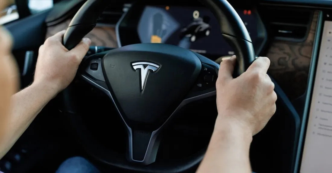 Fakta Mengejutkan di Balik Klaim FSD Tesla Hindari Tabrakan Pesawat