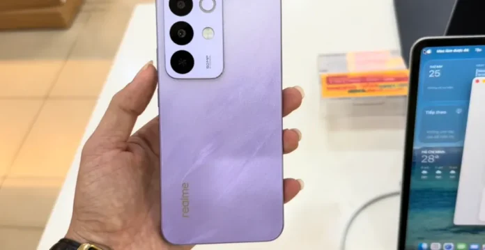 image-1761882137211-1991.webp Realme C85 Pro smartphone dengan desain ring light pada modul kamera belakang dan panel bertekstur