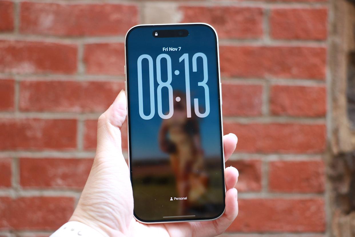 Cara Stretch Clock di iOS 26 untuk Tampilan Lock Screen yang Lebih Personal