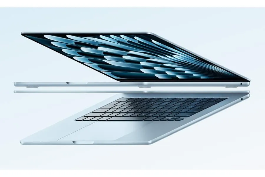 MacBook Air M4 dengan desain tipis dan ringan di atas meja kayu