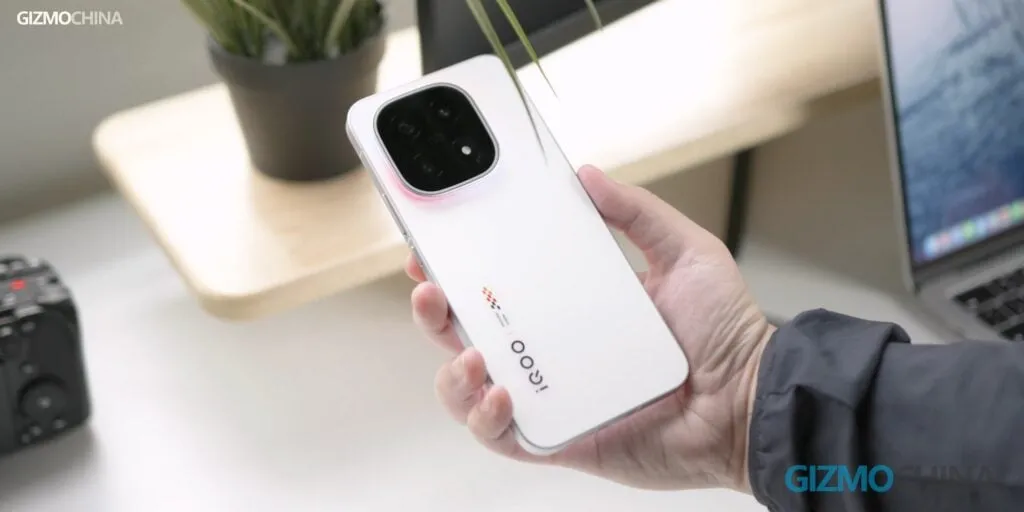 Ilustrasi konsep iQOO 15 dengan tampilan software pembaruan jnomor panjang