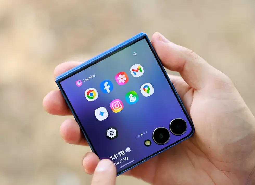 Samsung Galaxy Z Flip 7 outer display folded