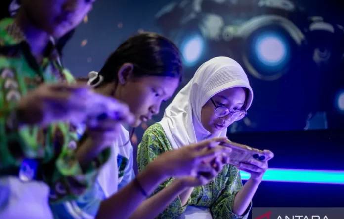 Guru melakukan pendekatan kepada siswa untuk mencegah dampak negatif gim daring di ruang kelas