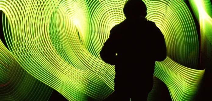 Penelitian menunjukkan permainan peran hubungan romantis dengan chatbot AI seperti Replika dapat mencakup pernikahan, kehidupan rumah tangga, dan bahkan kehamilan