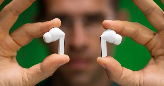 Ilustrasi Galaxy Buds 4 dengan desain stem yang lebih rata dan casing charger horizontal