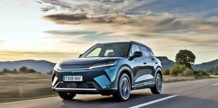 BYD Atto 2 DM-i tampak depan dengan desain grille besar dan warna Midnight Blue eksklusif