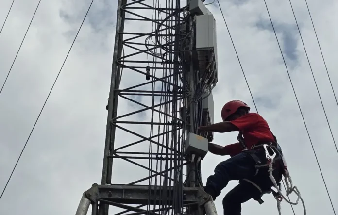 Tim Telkomsel melakukan koordinasi pemulihan jaringan telekomunikasi terdampak banjir di Sumatera Utara
