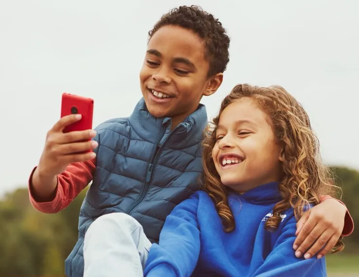 Fitur kontrol parental pada XploraOne memungkinkan pengaturan kontak dan pemantauan aktivitas