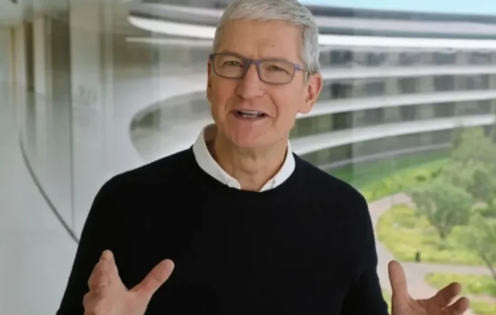 Potret CEO Apple Tim Cook dengan ekspresi serius, berbicara mengenai komitmen bantuan Apple untuk bencana banjir di Indonesia dan Asia.