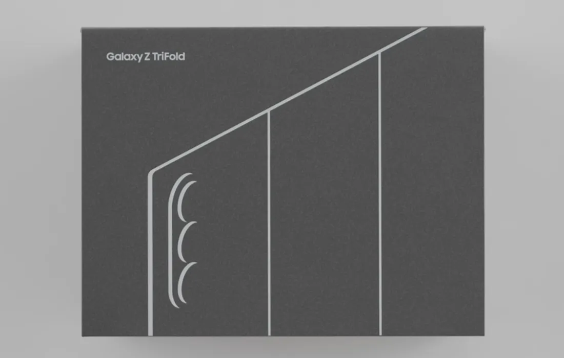 Desain kotak kemasan Samsung Galaxy Z TriFold yang lebar dengan siluet perangkat di bagian depan.
