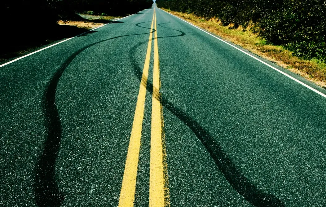 Ilustrasi konsep sistem air traffic control digital untuk mengatur lalu lintas kendaraan otonom di area drive-thru restoran cepat saji.