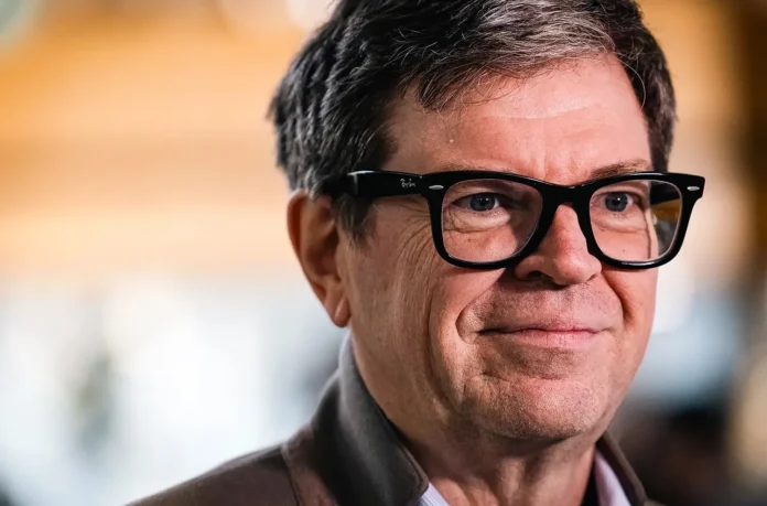 Yann LeCun, ilmuwan kepala AI Meta dan salah satu penggagas arsitektur JEPA, tersenyum di depan latar belakang buram