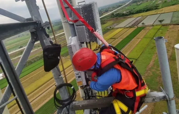 Ilustrasi persiapan jaringan XLSmart dengan menara BTS dan peta digital untuk menghadapi libur Natal dan Tahun Baru 2026