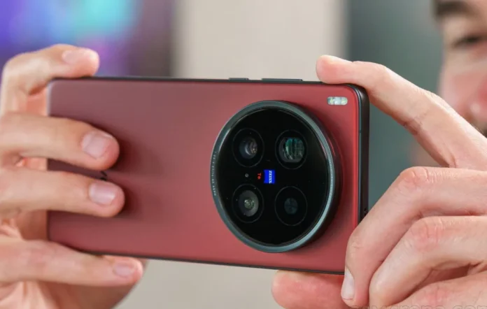 Ilustrasi perbandingan visual antara smartphone flagship bentuk batang dengan kamera besar dan ponsel lipat book-style yang terbuka