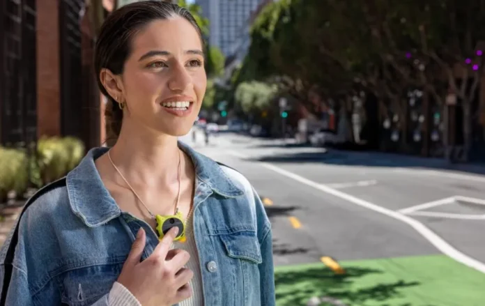 Looki L1 wearable AI camera dengan desain ringan dipakai di baju, sebagai manajer hidup digital