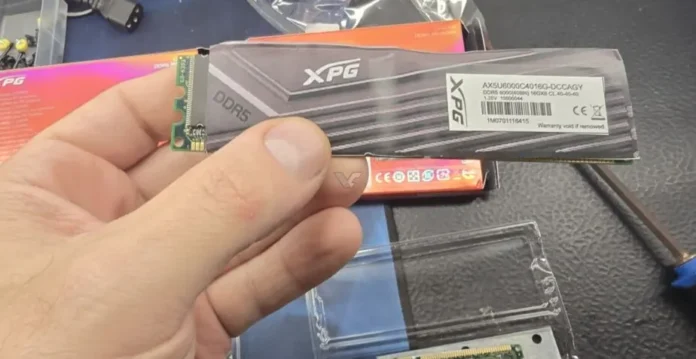 Ilustrasi perbandingan modul RAM DDR5 asli dan modul DDR2 bekas palsu dalam kemasan penipuan di Amazon