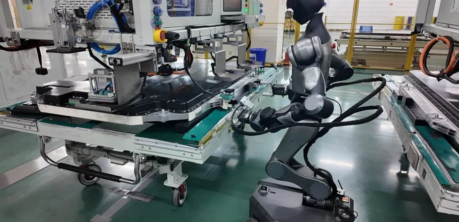 Robot humanoid Moz dari CATL sedang bekerja di lini produksi baterai, memasang konektor dengan presisi tinggi