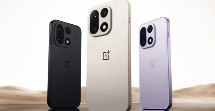 Ilustrasi smartphone flagship dengan grafik yang menunjukkan penurunan spesifikasi RAM dari 16GB/24GB menjadi 12GB di tengah krisis memori global.