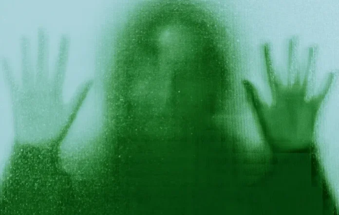 Ilustrasi mahasiswa Generasi Z yang sedang cemas memandang layar laptop dengan simbol AI, merepresentasikan ketakutan akan dampak kecerdasan buatan pada kemampuan berpikir kritis.