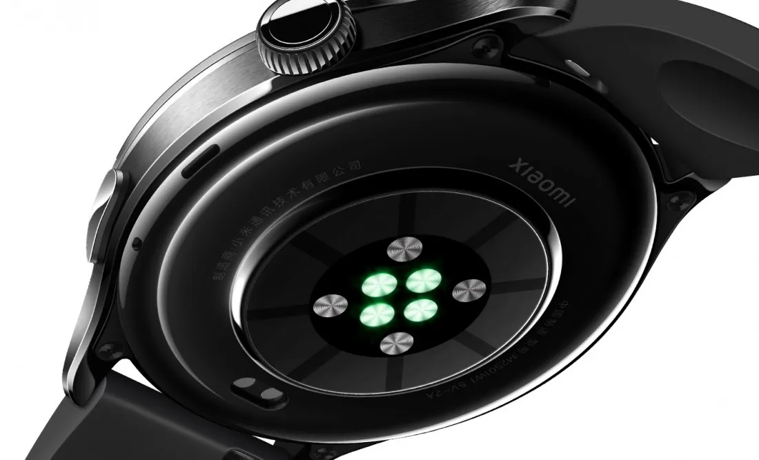 Tampilan belakang Xiaomi Watch 5 yang menunjukkan sensor kesehatan dan pengisian daya