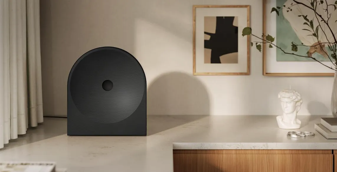 Speaker Samsung Music Studio 7 dengan desain minimalis diletakkan di ruang tamu modern sebagai bagian dari dekorasi.