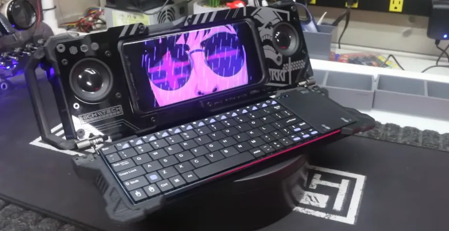 Cyberdeck Clamshell: Ubah Ponsel Jadi Workstation dengan Keyboard Nyata