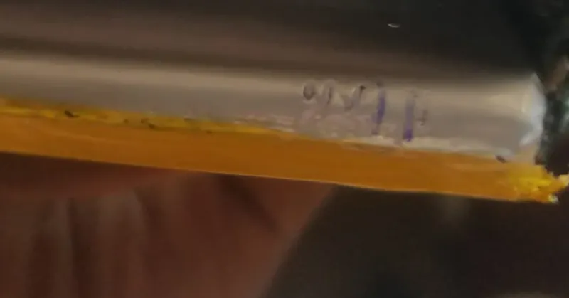 Ilustrasi konsep baterai smartphone dual-cell berkapasitas besar dengan teknologi silikon-karbon