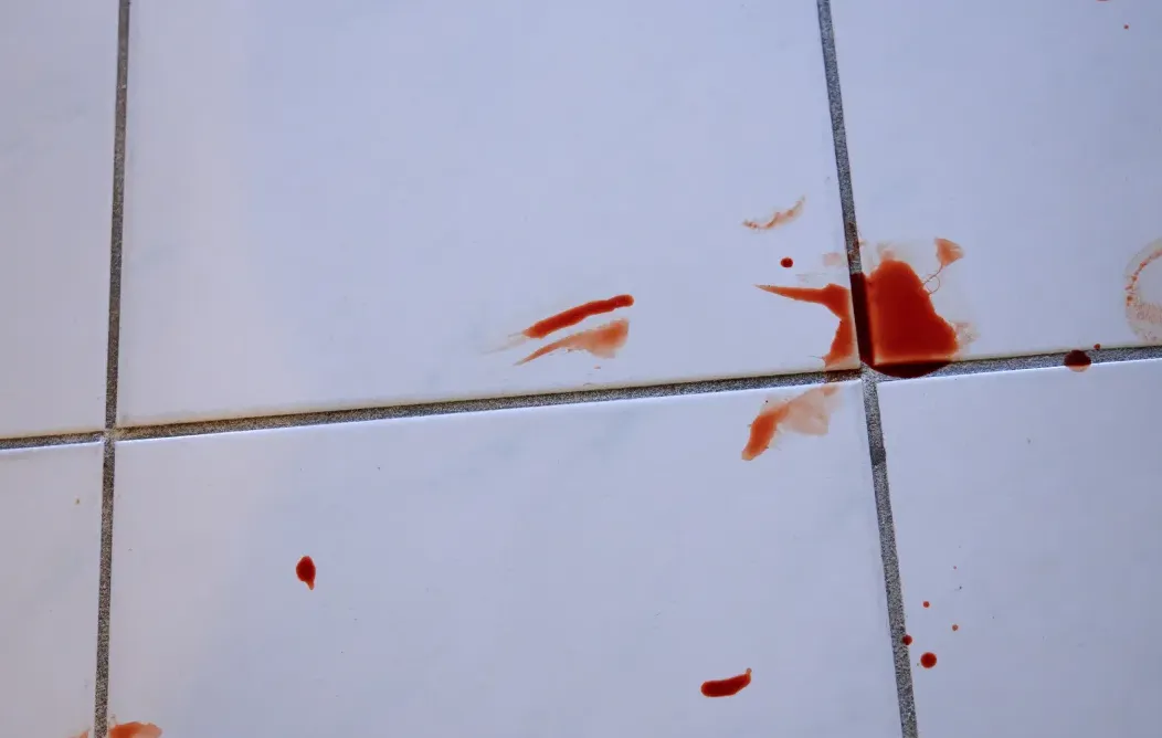 Ilustrasi sidang pengadilan dengan chatbot ChatGPT di latar belakang, merepresentasikan gugatan hukum terhadap OpenAI.