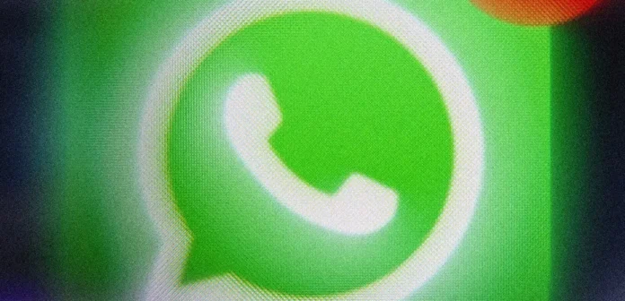 Ilustrasi ponsel dengan ikon kunci dan perisai di atas layar WhatsApp, simbol keamanan dan privasi digital.