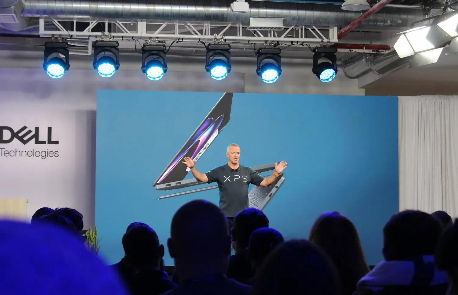 Ilustrasi krisis chip memori dan kelangkaan komponen elektronik di pameran teknologi