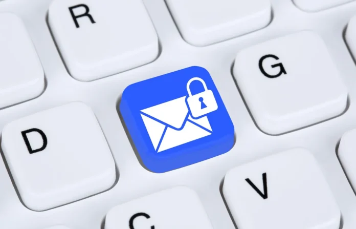 Keyboard putih menampilkan tombol biru dengan simbol email dan gembok yang melambangkan keamanan email