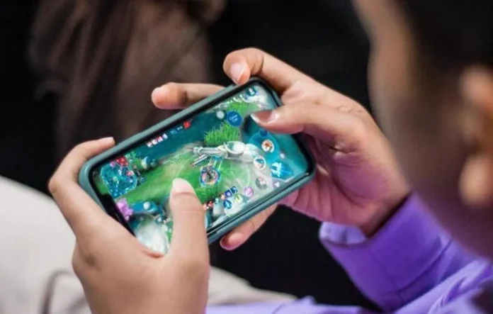 Ilustrasi orang main game MLBB yang melatih strategi otak.