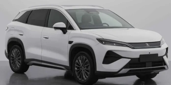 Tampilan depan SUV listrik BYD Song Ultra warna putih