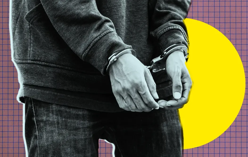 Ilustrasi sistem pengawasan AI di sekolah yang menyebabkan penangkapan siswa karena kesalahan deteksi konteks.