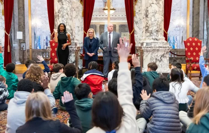 Ilustrasi verifikasi usia situs dewasa dengan gembok digital dan latar belakang kode biner.