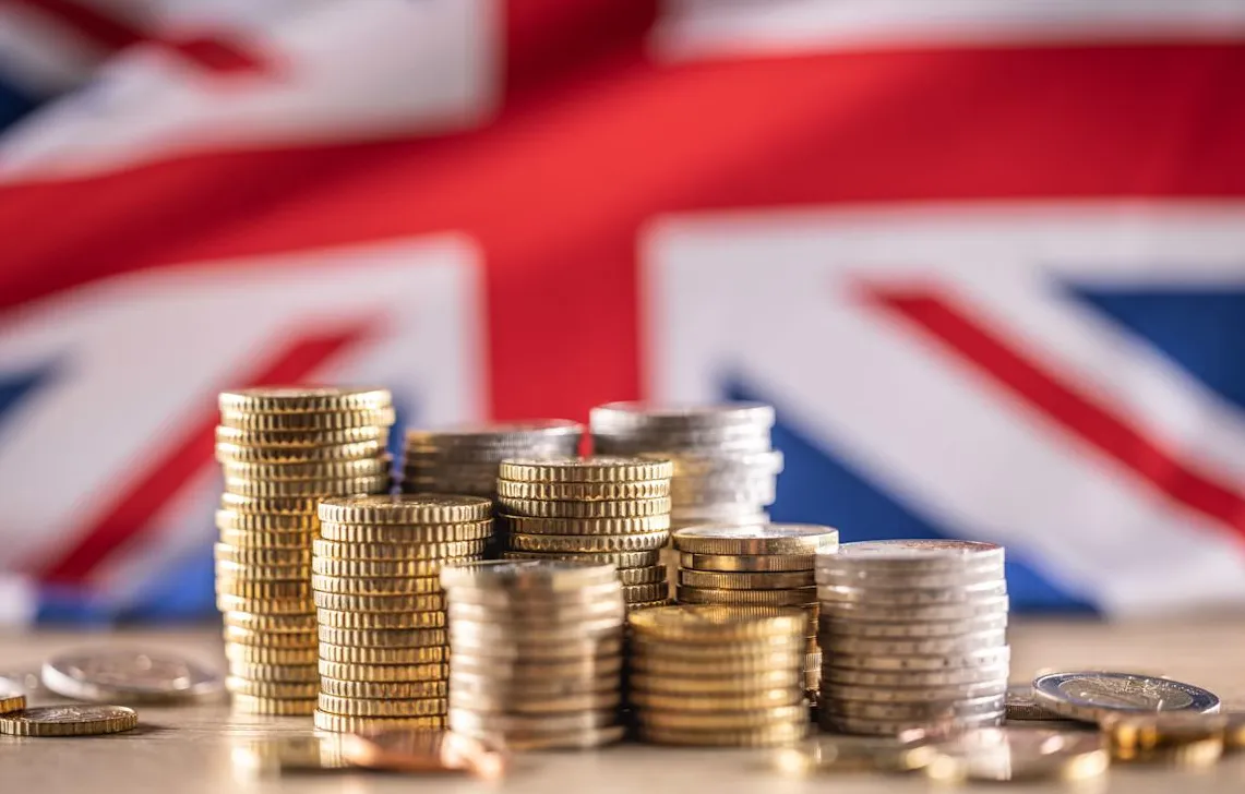 Ilustrasi aplikasi judi online di smartphone dengan latar belakang logo Meta yang samar, menggambarkan isu iklan judi ilegal.