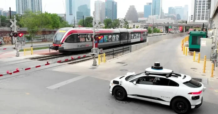 Ilustrasi mobil otonom Waymo di jalan raya